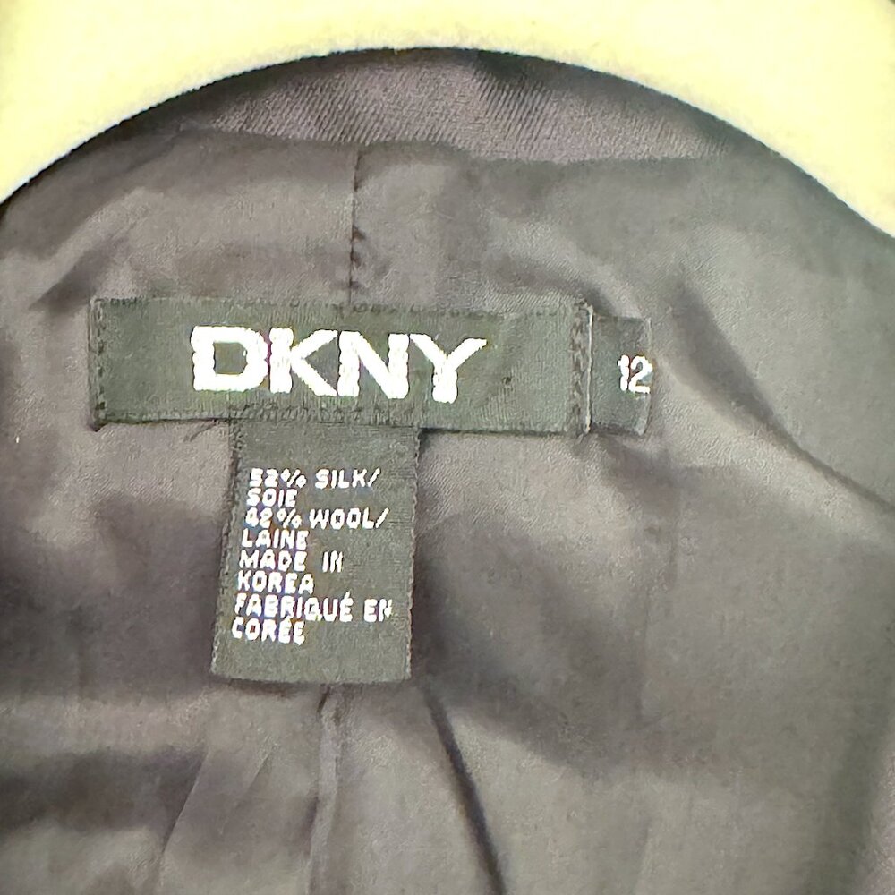 BEAUTIFUL DKNY silk and wool coat with pockets and cloth covered buttons - Picture 8 of 8